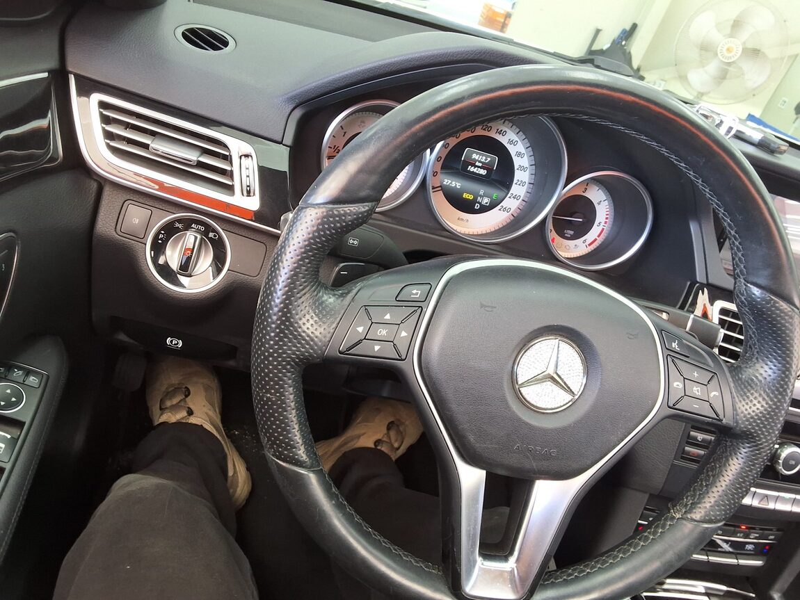 MERCEDES-BENZ E-CLASS (4TH GEN) E220 CDI BLUETEC AVANTGARDE SPORT 2015 - zdjęcie 23