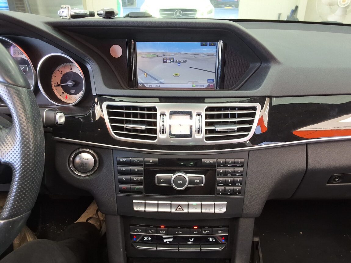 MERCEDES-BENZ E-CLASS (4TH GEN) E220 CDI BLUETEC AVANTGARDE SPORT 2015 - zdjęcie 24