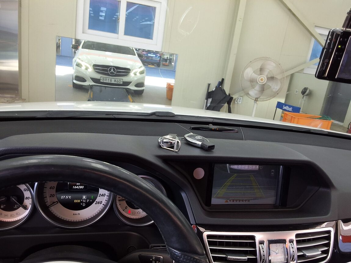 MERCEDES-BENZ E-CLASS (4TH GEN) E220 CDI BLUETEC AVANTGARDE SPORT 2015 - zdjęcie 25
