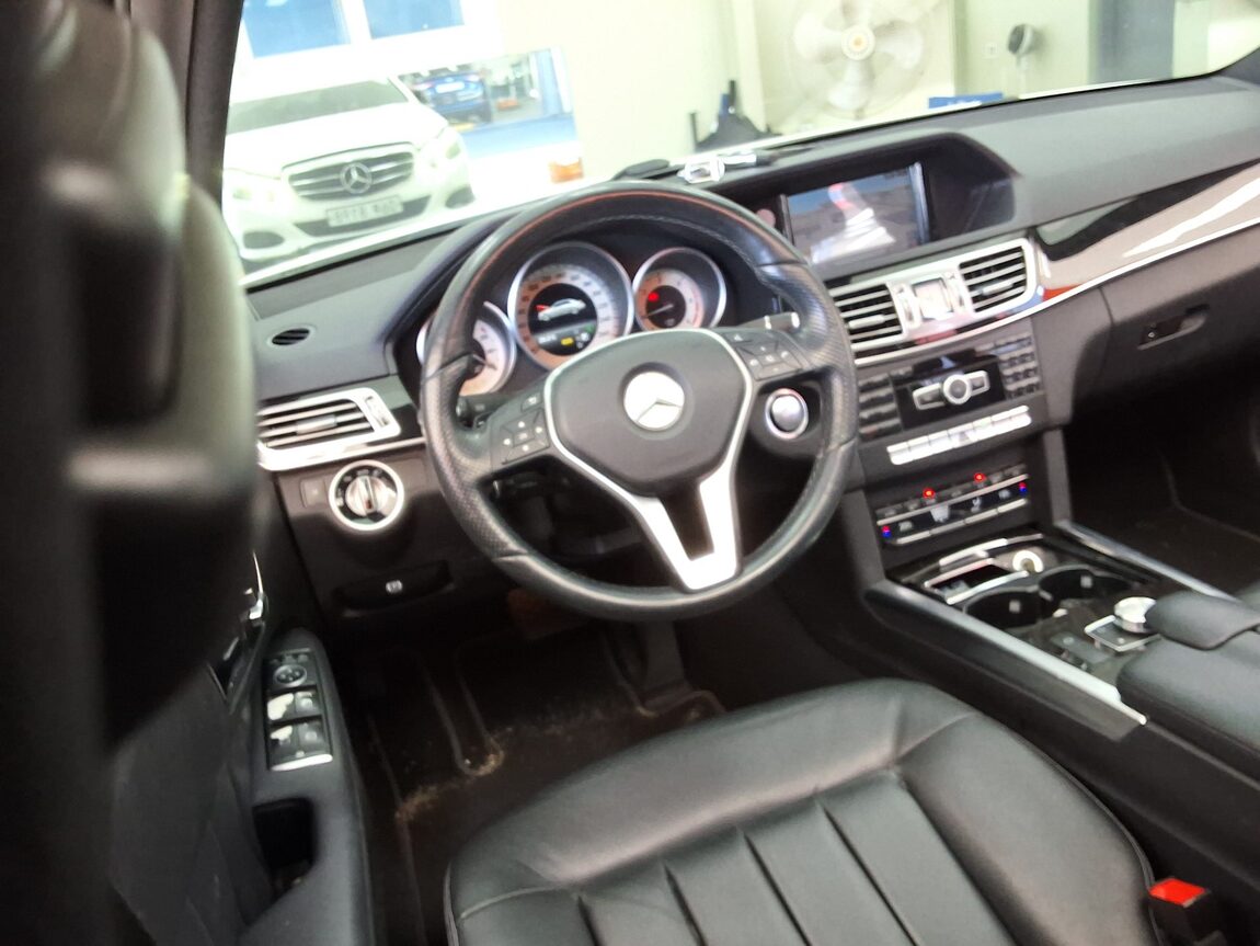 MERCEDES-BENZ E-CLASS (4TH GEN) E220 CDI BLUETEC AVANTGARDE SPORT 2015 - zdjęcie 12