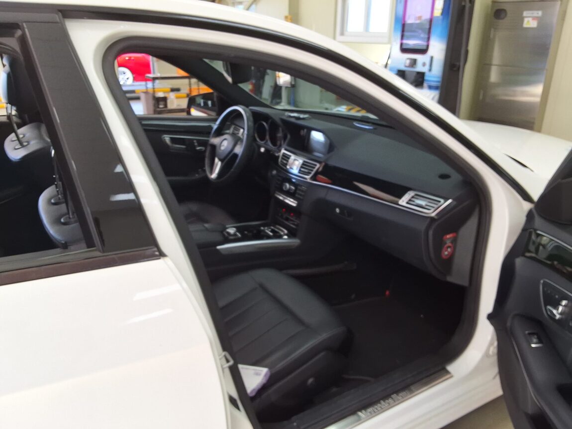 MERCEDES-BENZ E-CLASS (4TH GEN) E220 CDI BLUETEC AVANTGARDE SPORT 2015 - zdjęcie 15