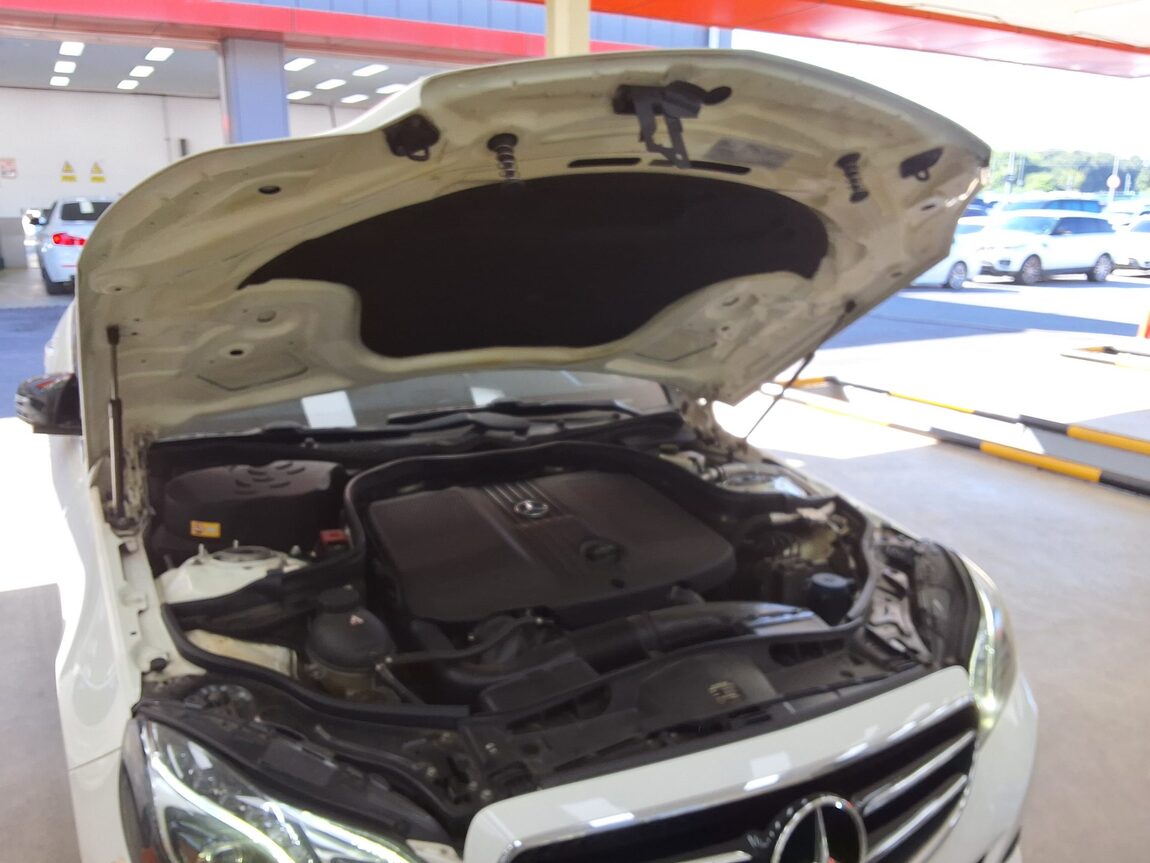 MERCEDES-BENZ E-CLASS (4TH GEN) E220 CDI BLUETEC AVANTGARDE SPORT 2015 - zdjęcie 18