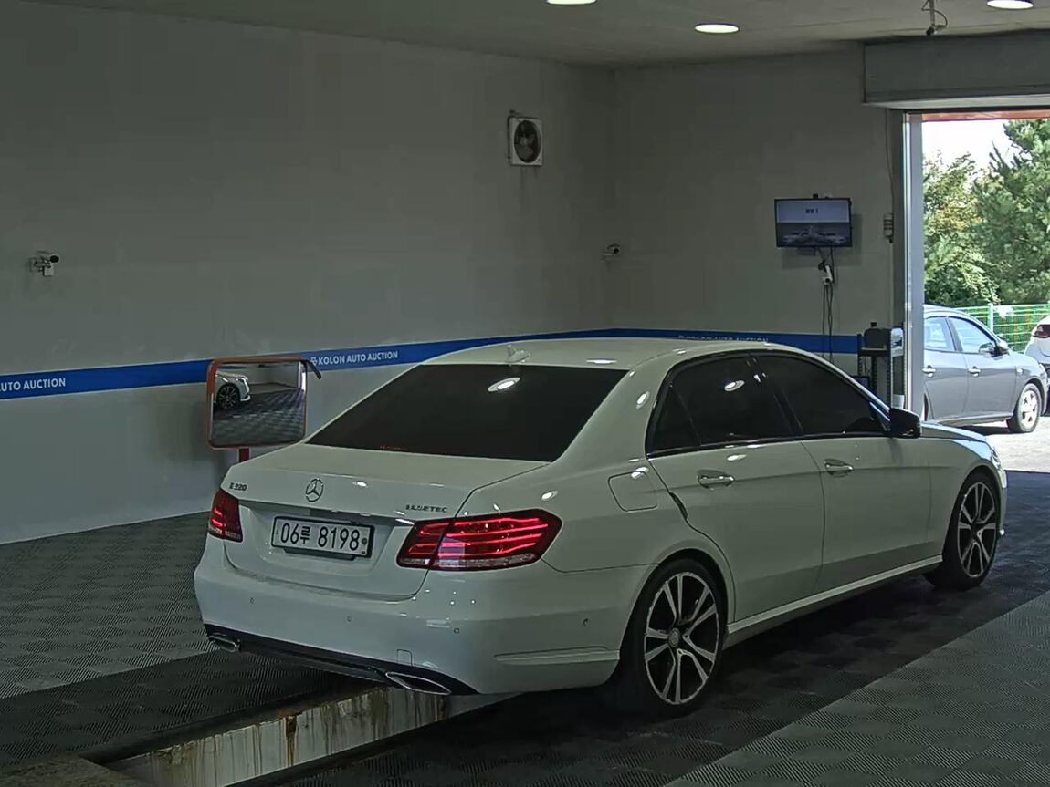 MERCEDES-BENZ E-CLASS (4TH GEN) E220 CDI BLUETEC AVANTGARDE SPORT 2015 - zdjęcie 5