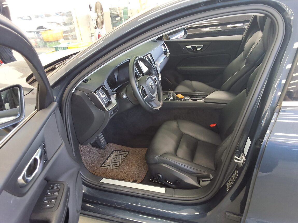 VOLVO S60 (3RD GEN) 2.0 B5 MOMENTUM 2022 - zdjęcie 10