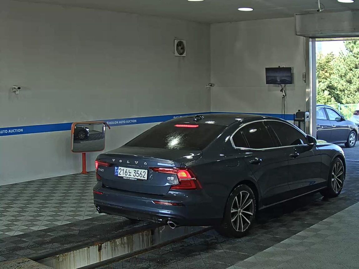 VOLVO S60 (3RD GEN) 2.0 B5 MOMENTUM 2022 - zdjęcie 5