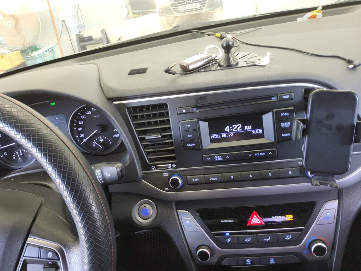 HYUNDAI AVANTE AD 1.6 GDi VALUE PLUS 2017 - zdjęcie 17