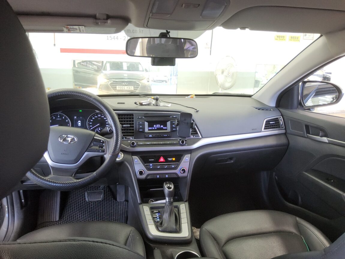 HYUNDAI AVANTE AD 1.6 GDi VALUE PLUS 2017 - zdjęcie 11