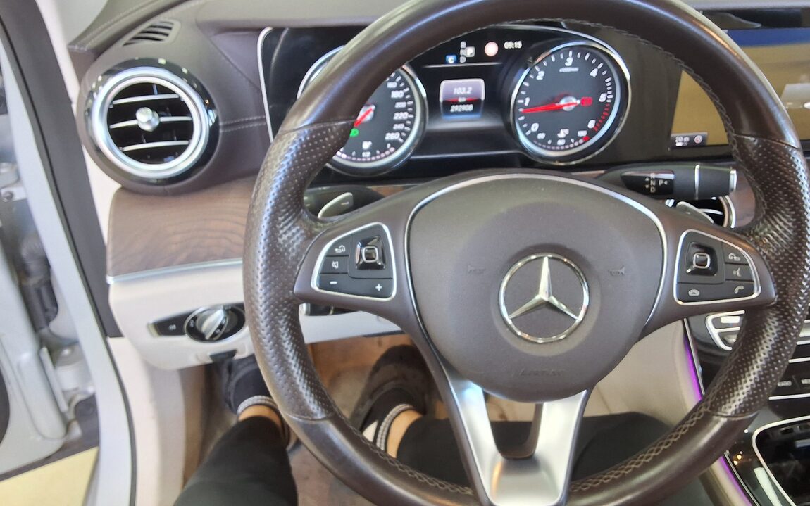 MERCEDES-BENZ E-CLASS (5TH GEN) E220d EXCLUSIVE 2017 - zdjęcie 17