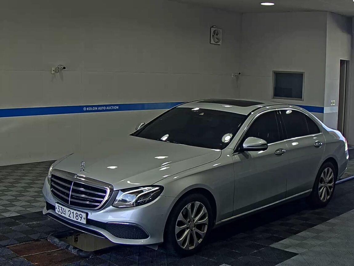 MERCEDES-BENZ E-CLASS (5TH GEN) E220d EXCLUSIVE 2017 - zdjęcie 2