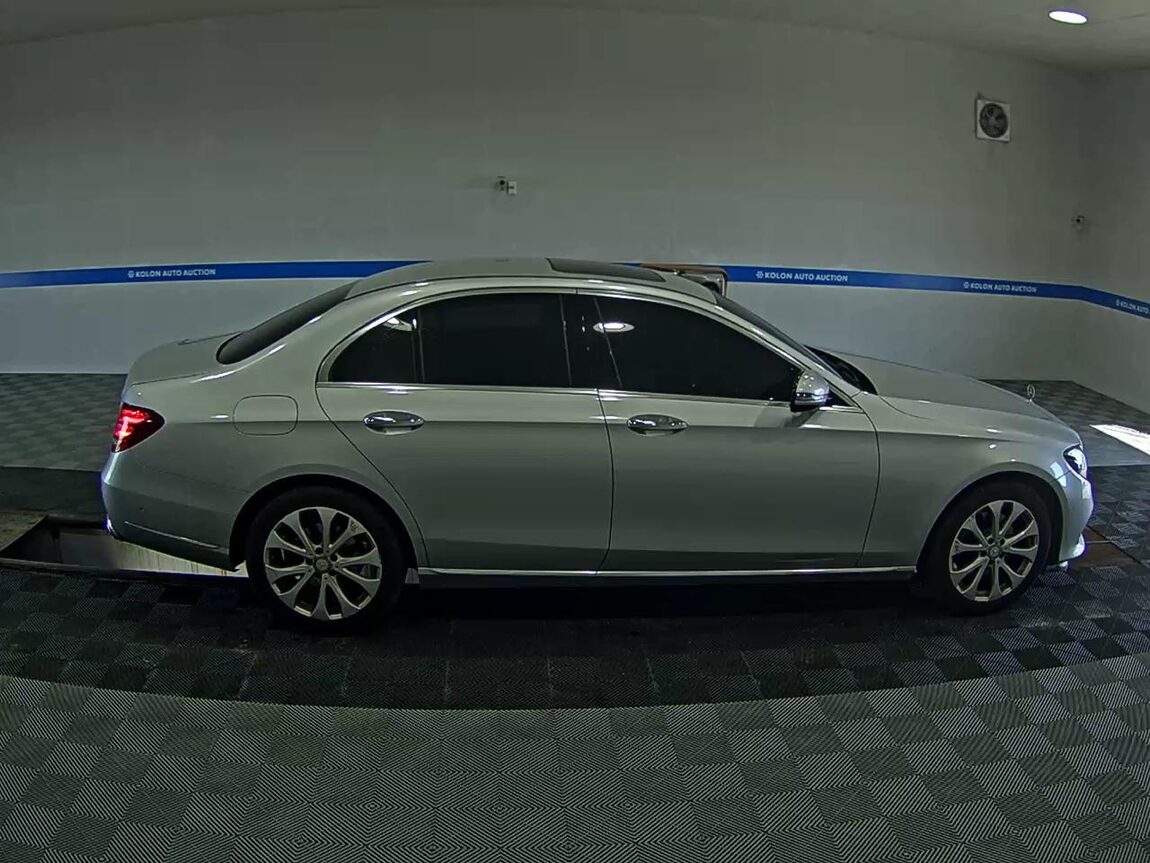 MERCEDES-BENZ E-CLASS (5TH GEN) E220d EXCLUSIVE 2017 - zdjęcie 4