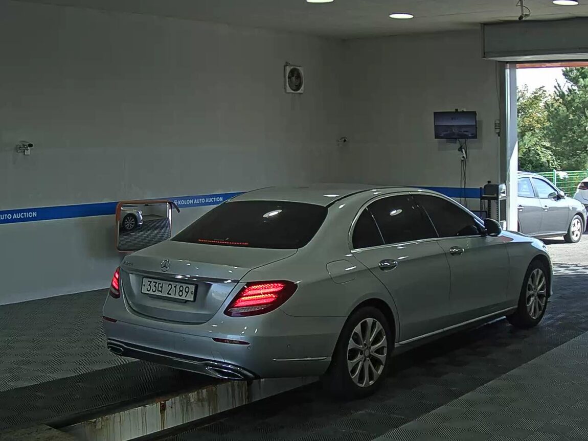 MERCEDES-BENZ E-CLASS (5TH GEN) E220d EXCLUSIVE 2017 - zdjęcie 5