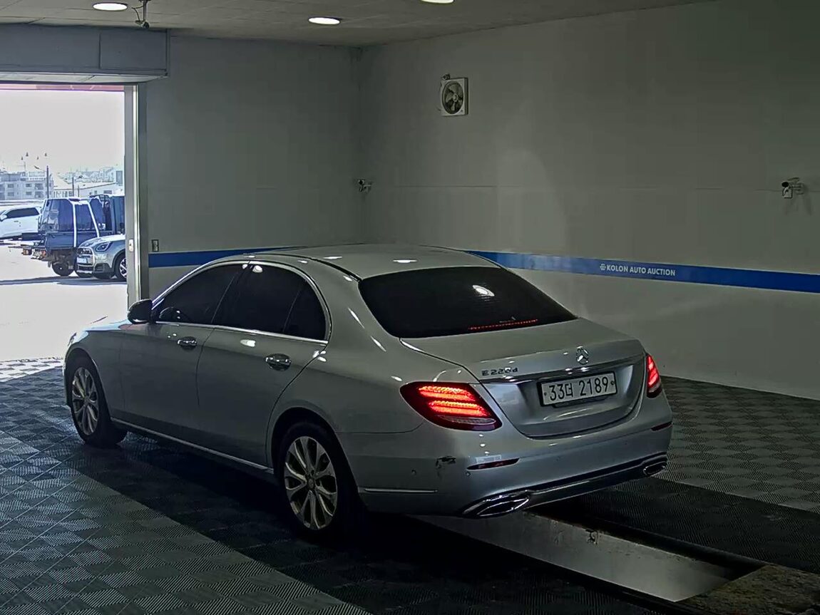 MERCEDES-BENZ E-CLASS (5TH GEN) E220d EXCLUSIVE 2017 - zdjęcie 6