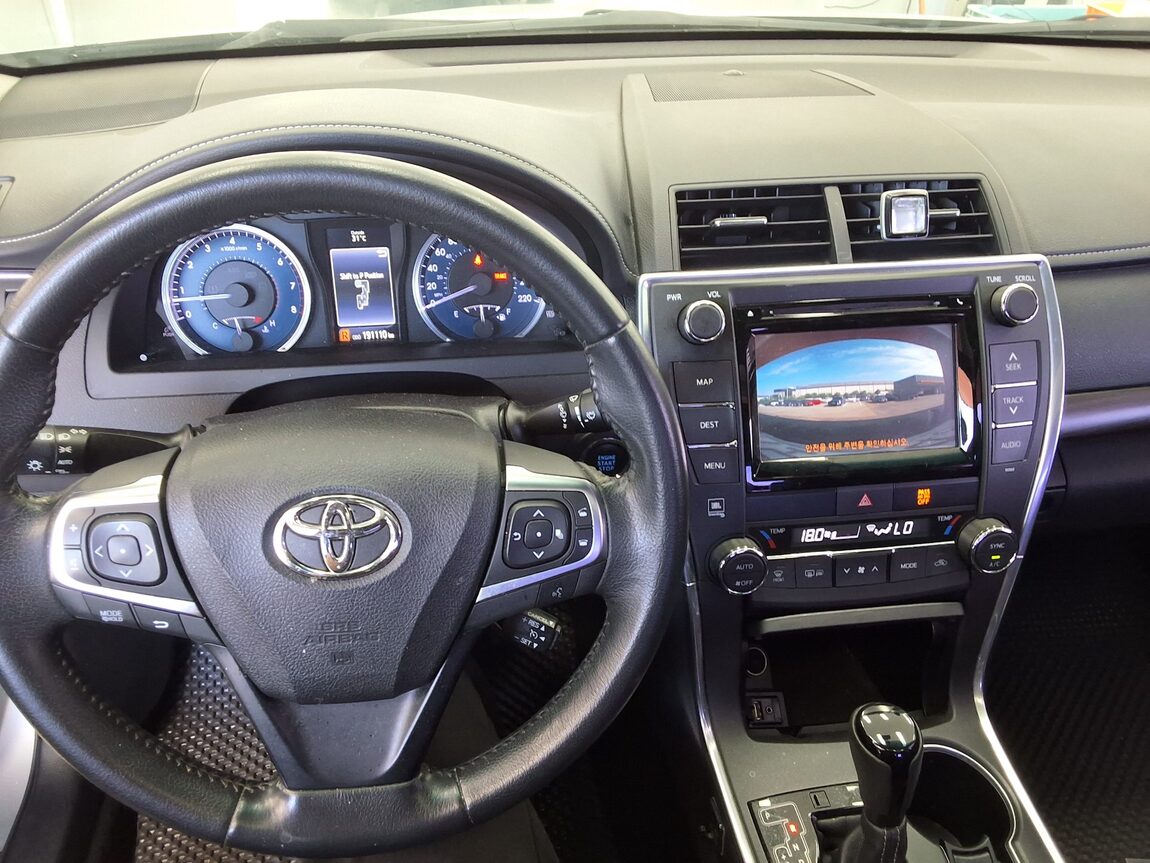 TOYOTA CAMRY (9TH GEN) 2.5 XLE 2015 - zdjęcie 17