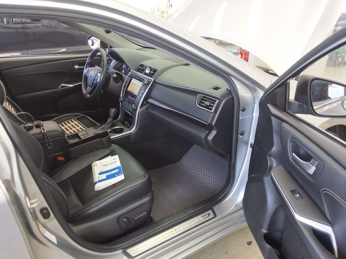 TOYOTA CAMRY (9TH GEN) 2.5 XLE 2015 - zdjęcie 14