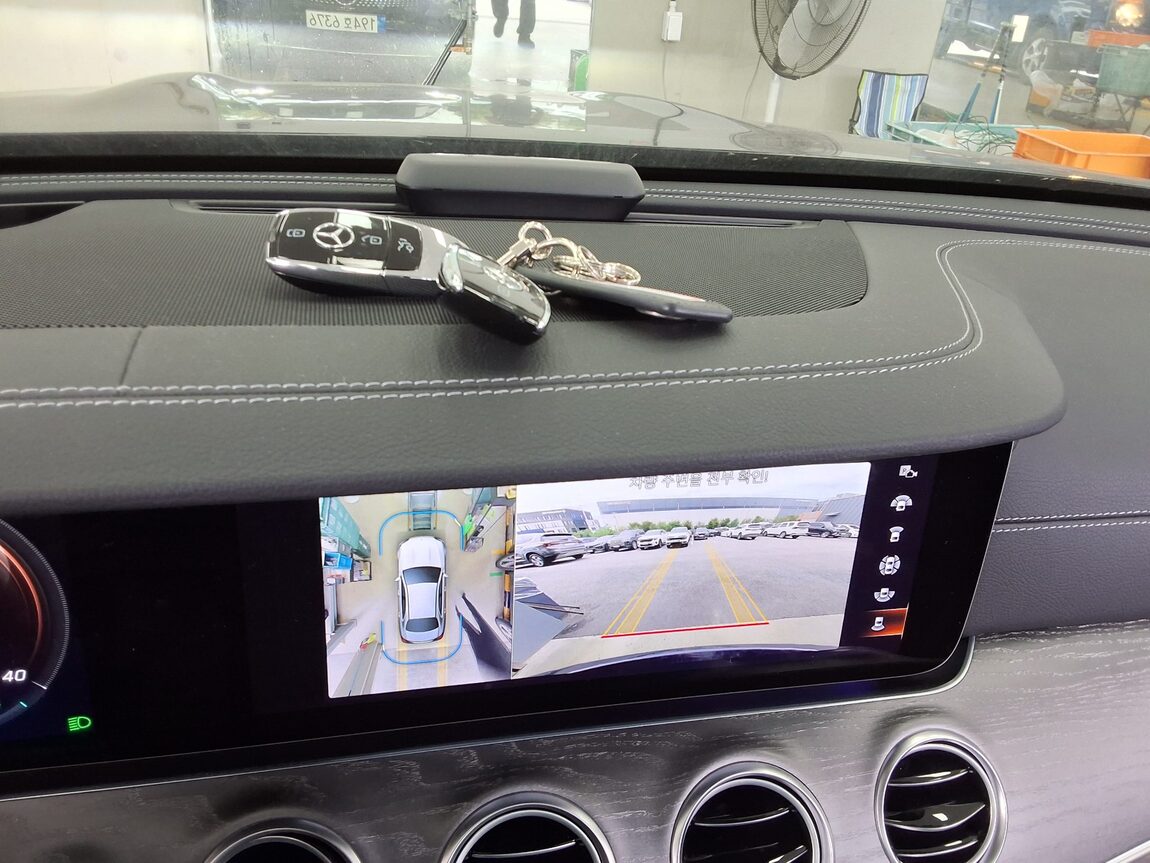 MERCEDES-BENZ E-CLASS (5TH GEN) E350 4MATIC AMG LINE 2022 - zdjęcie 25