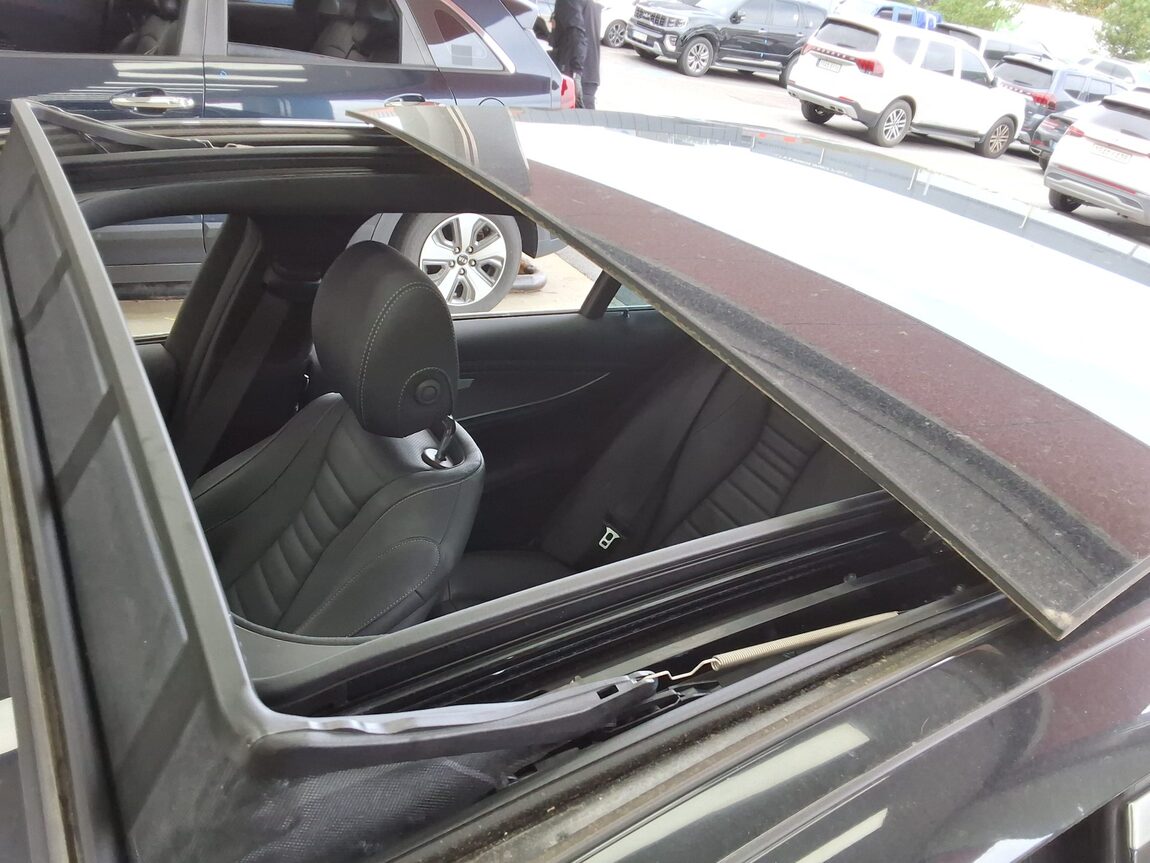 MERCEDES-BENZ E-CLASS (5TH GEN) E350 4MATIC AMG LINE 2022 - zdjęcie 26