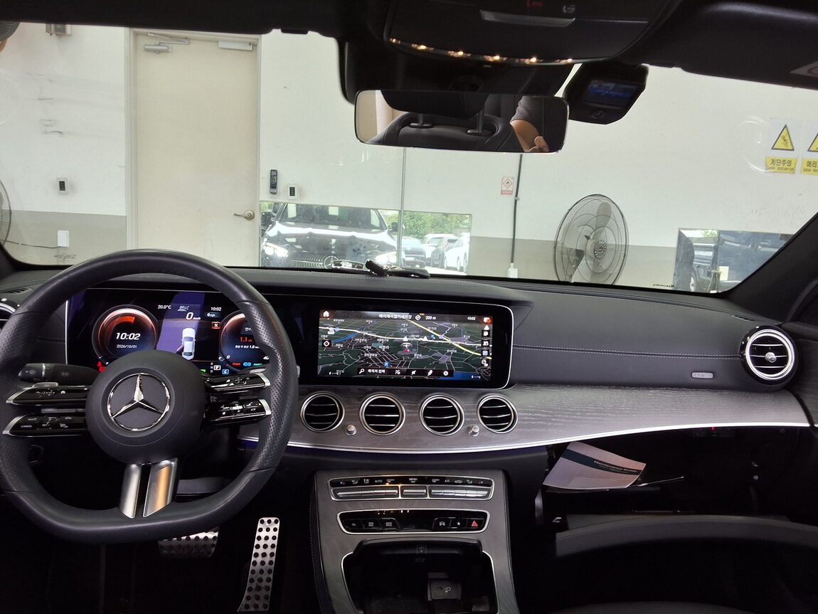 MERCEDES-BENZ E-CLASS (5TH GEN) E350 4MATIC AMG LINE 2022 - zdjęcie 13