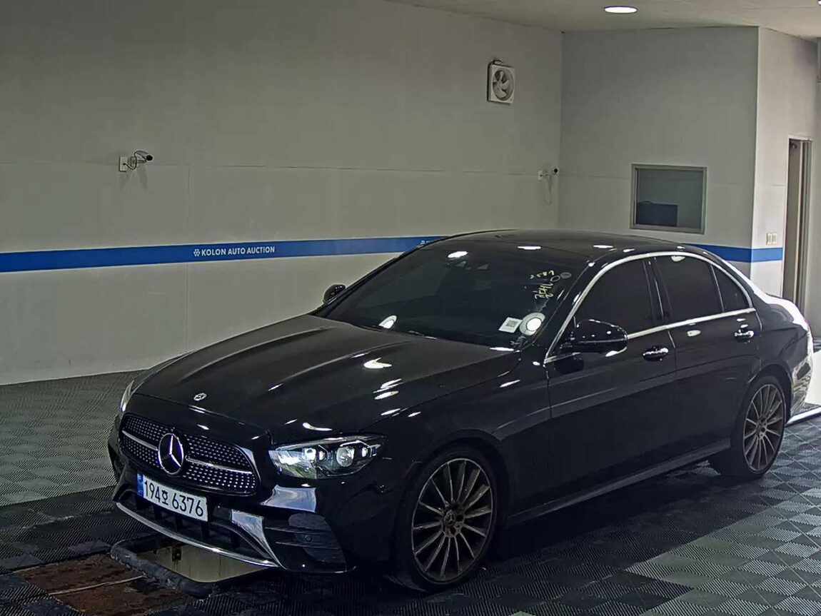MERCEDES-BENZ E-CLASS (5TH GEN) E350 4MATIC AMG LINE 2022 - zdjęcie 2