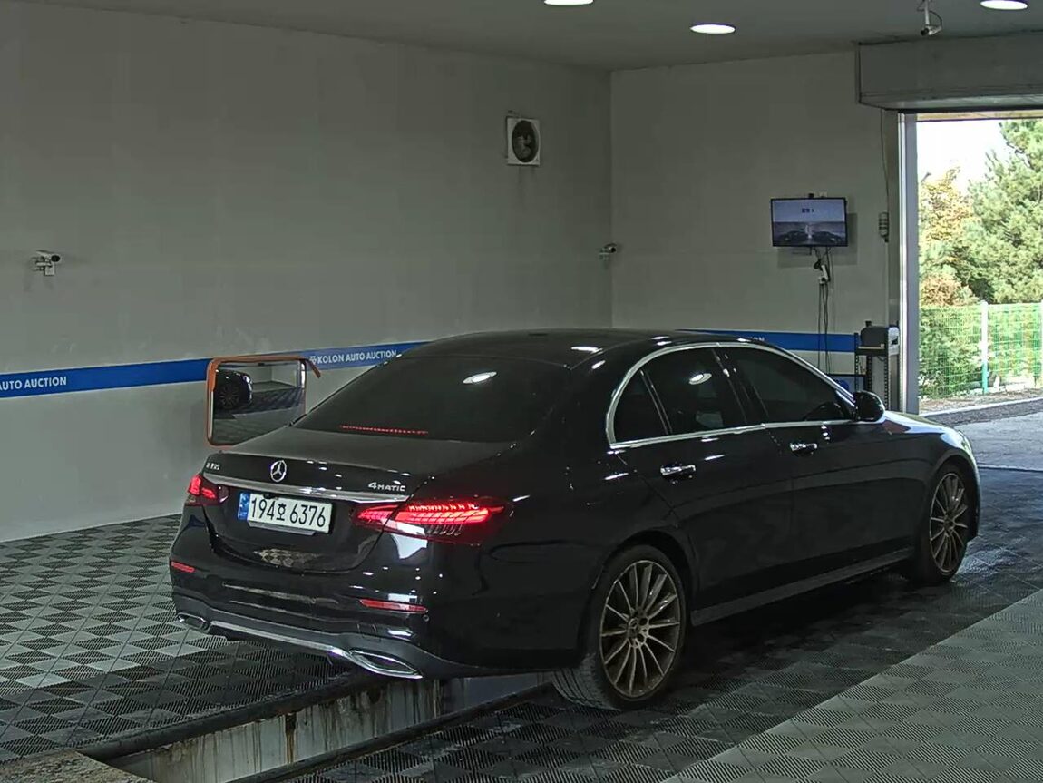 MERCEDES-BENZ E-CLASS (5TH GEN) E350 4MATIC AMG LINE 2022 - zdjęcie 5