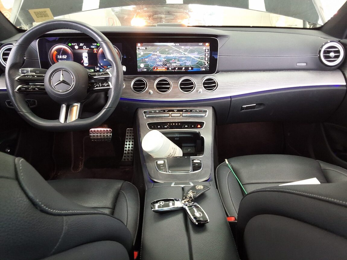 MERCEDES-BENZ E-CLASS (5TH GEN) E350 4MATIC AMG LINE 2022 - zdjęcie 14