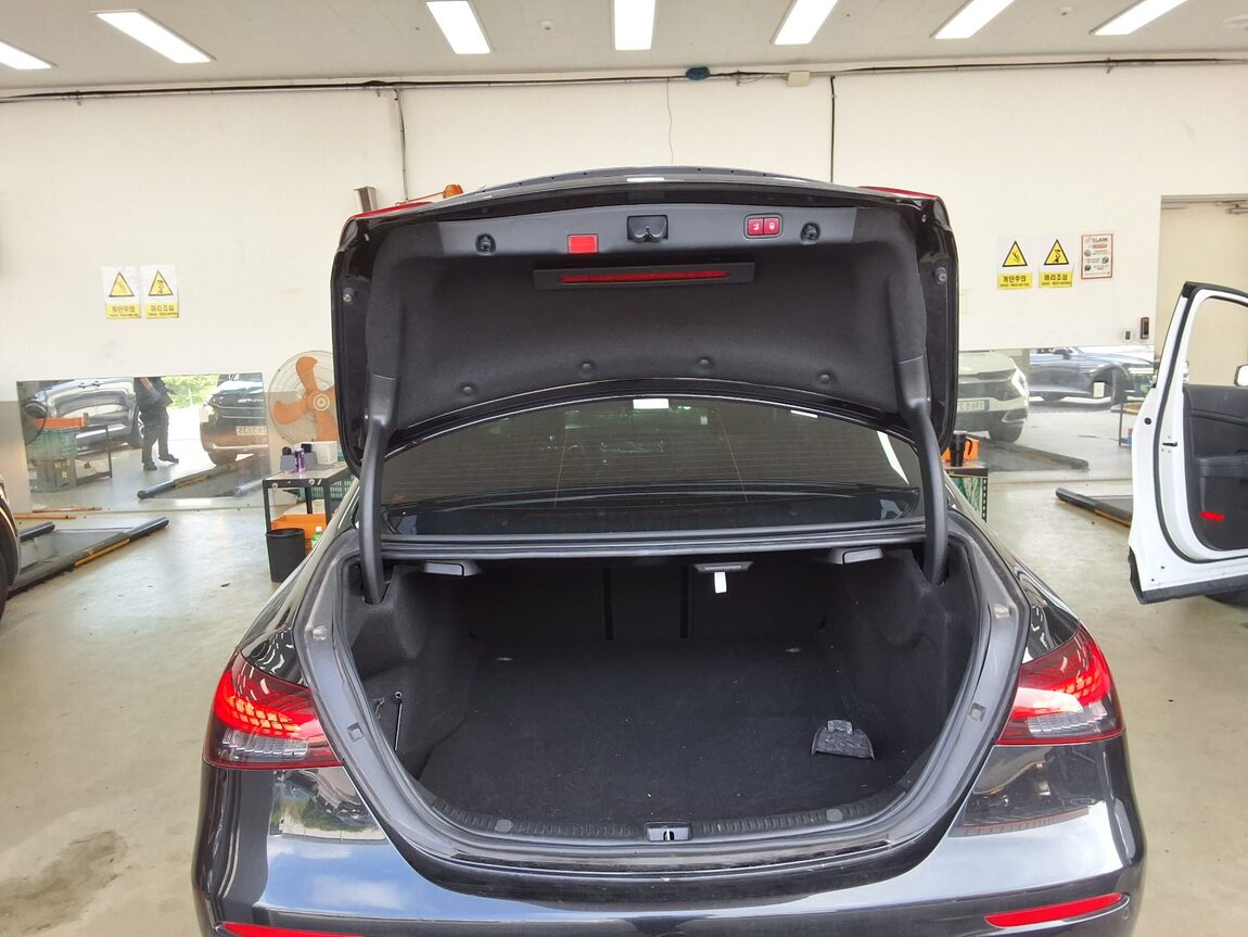 MERCEDES-BENZ E-CLASS (5TH GEN) E350 4MATIC AMG LINE 2022 - zdjęcie 22