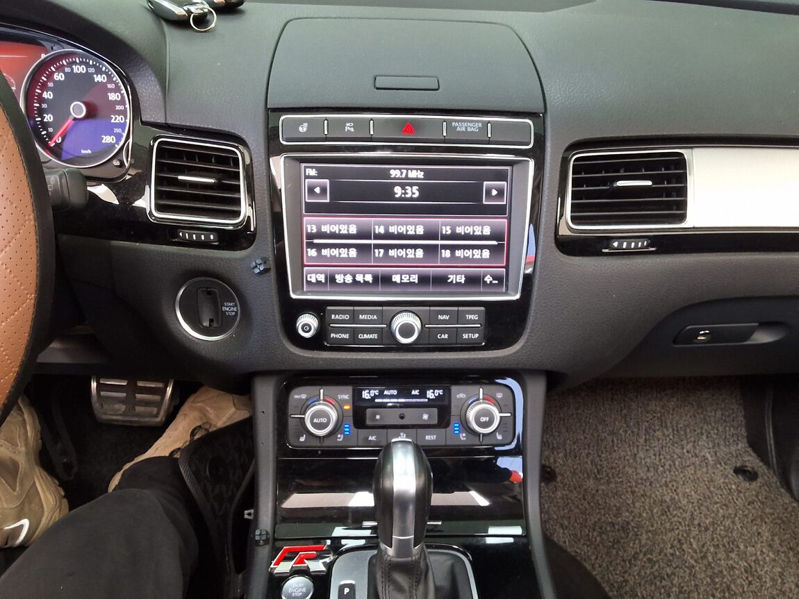 VOLKSWAGEN THE NEW TOUAREG (2ND GEN F/L) 3.0 V6 TDI BLUEMOTION PREMIUM 2016 - zdjęcie 25