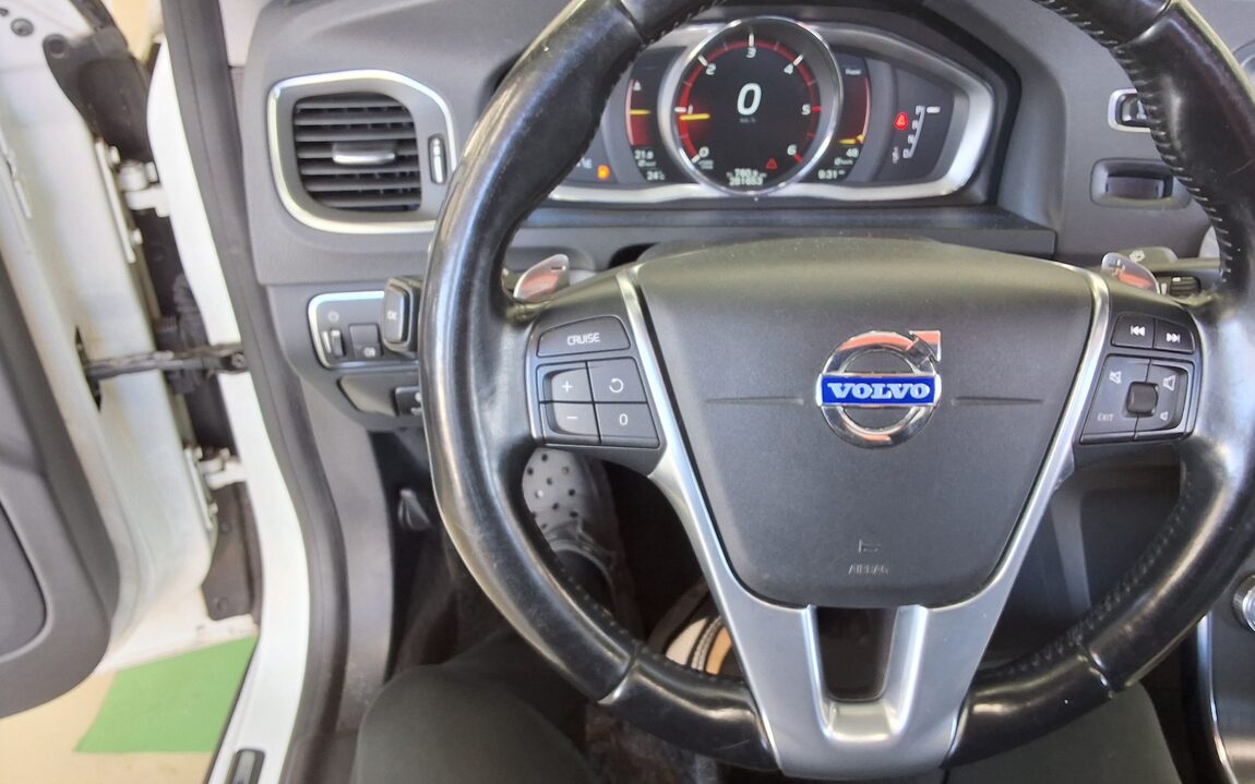 VOLVO S60 (2ND GEN) D2 2015 - zdjęcie 17