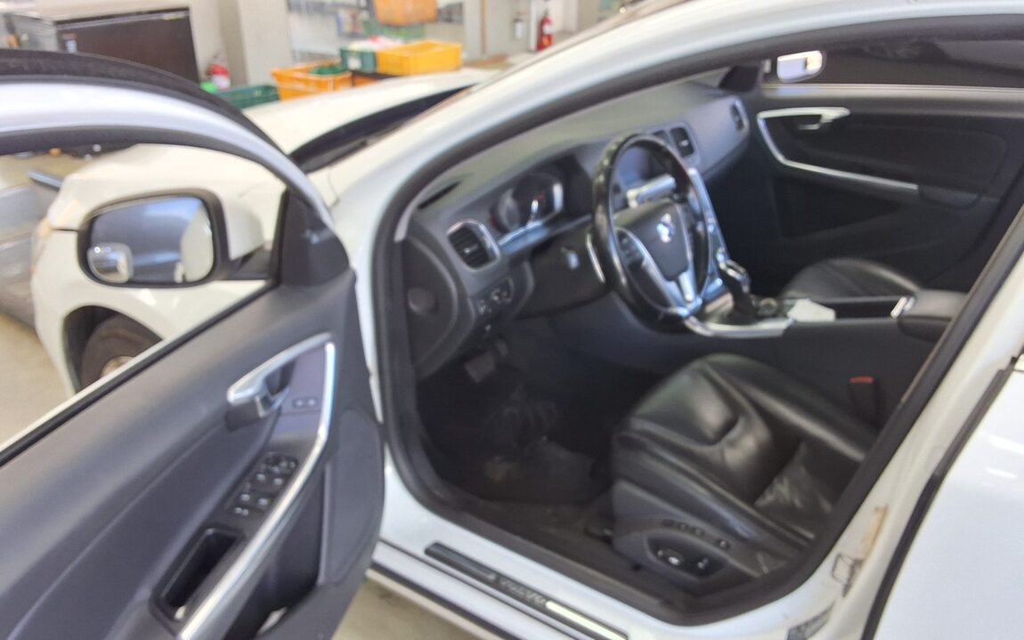 VOLVO S60 (2ND GEN) D2 2015 - zdjęcie 10