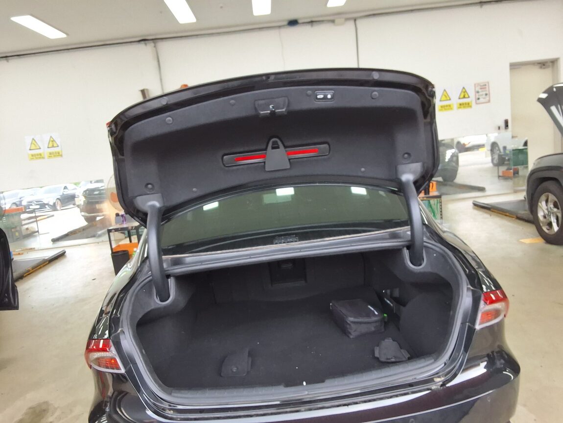 HYUNDAI THE NEW GRANDEUR IG HYBRID 2.4 HEV LE BLANC 2023 - zdjęcie 22