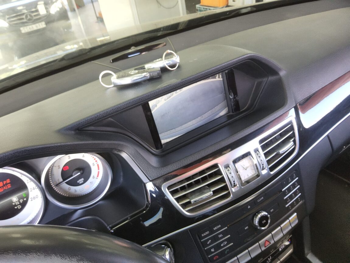 MERCEDES-BENZ E-CLASS (4TH GEN) E220 CDI AVANTGARDE 2016 - zdjęcie 17