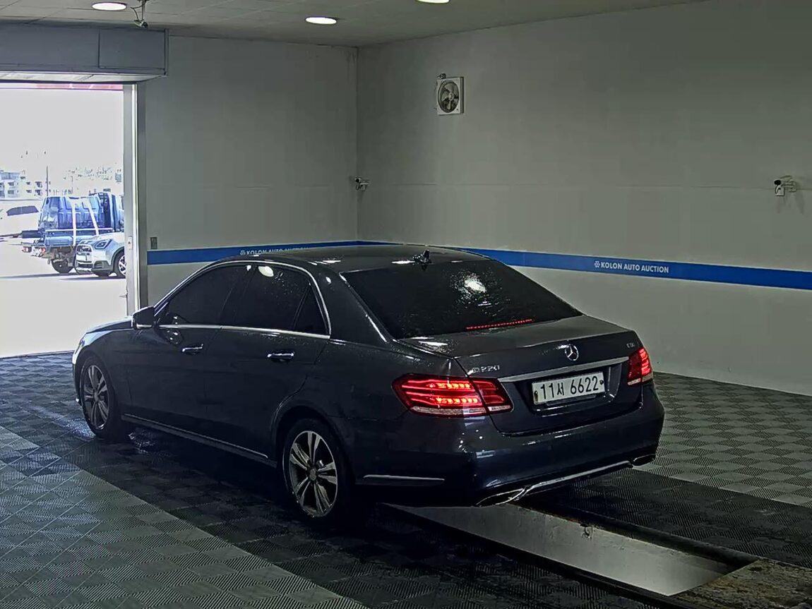 MERCEDES-BENZ E-CLASS (4TH GEN) E220 CDI AVANTGARDE 2016 - zdjęcie 6