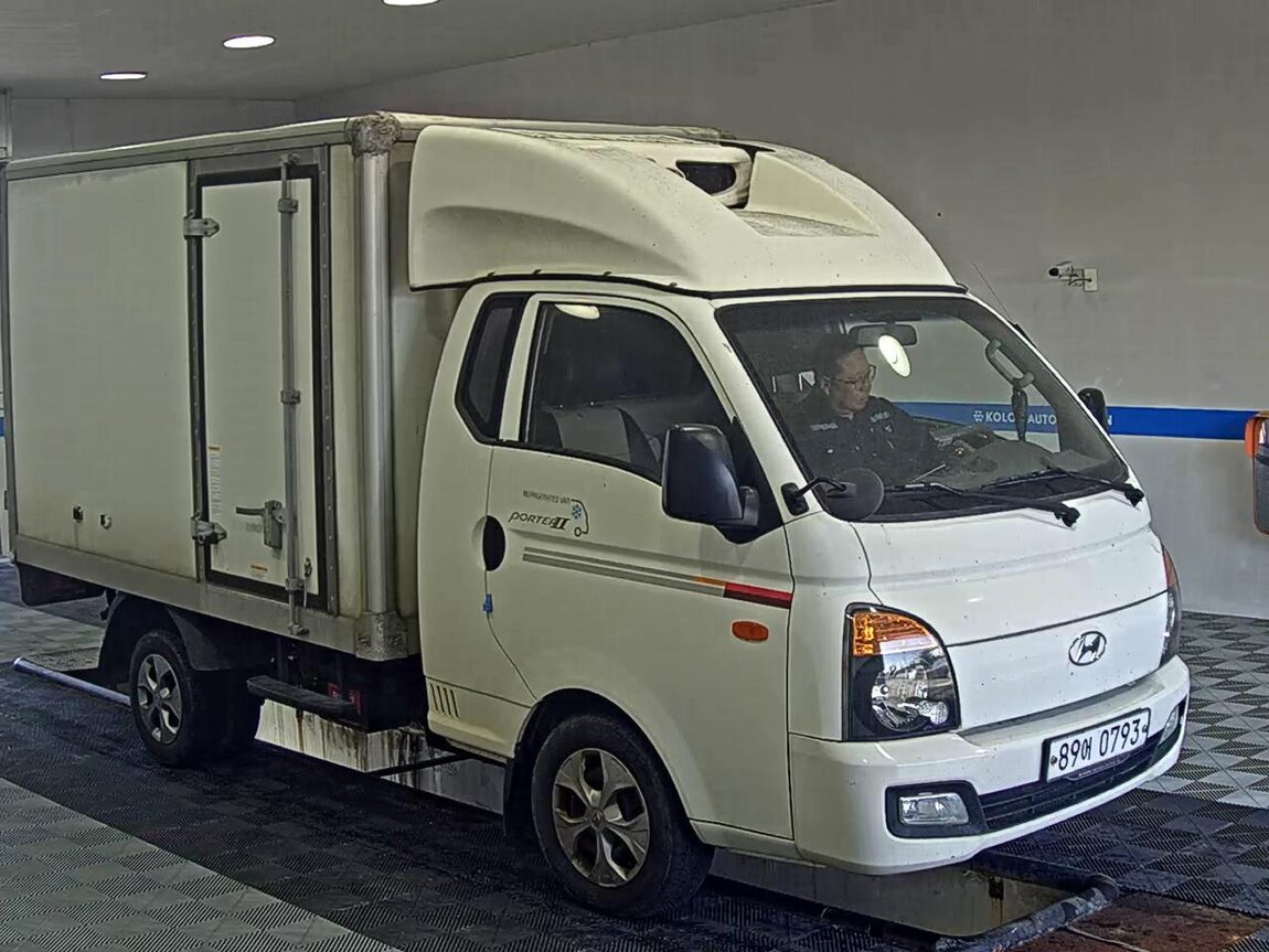 HYUNDAI PORTER II HIGH-ROOF FREEZER BOX TRUCK SUPER CAB TWIN COMPRESSOR 2018 - zdjęcie 3