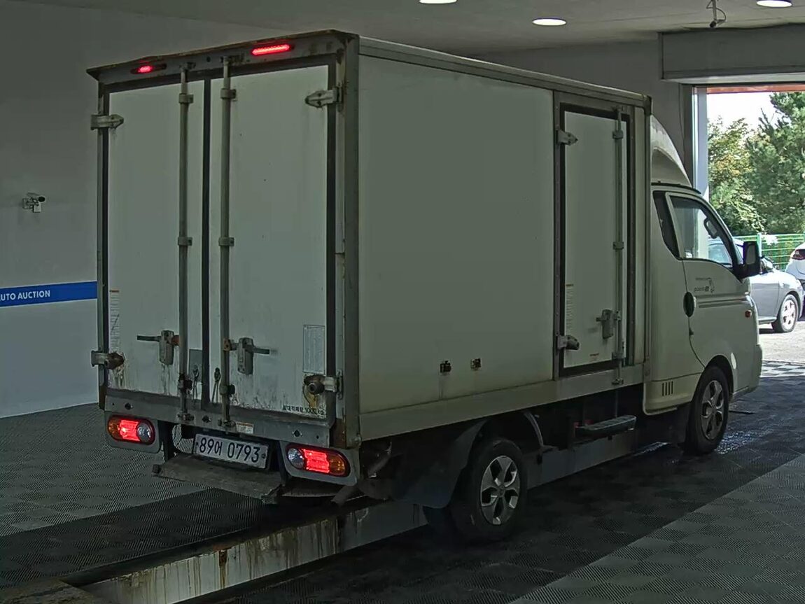 HYUNDAI PORTER II HIGH-ROOF FREEZER BOX TRUCK SUPER CAB TWIN COMPRESSOR 2018 - zdjęcie 5