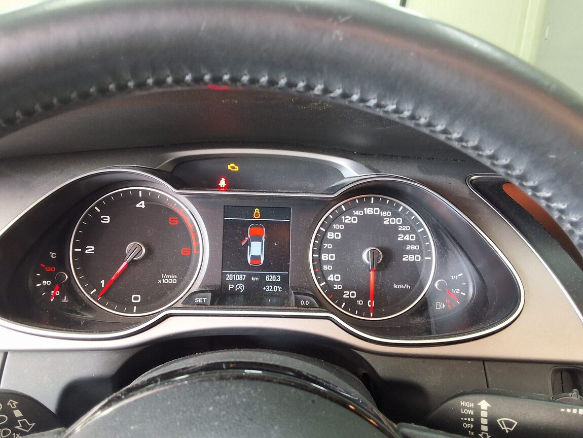 AUDI A4 (4TH GEN) 30 TDI DYNAMIC 2015 - zdjęcie 10