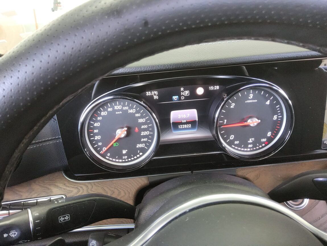MERCEDES-BENZ E-CLASS (5TH GEN) E220d 4MATIC EXCLUSIVE 2019 - zdjęcie 9