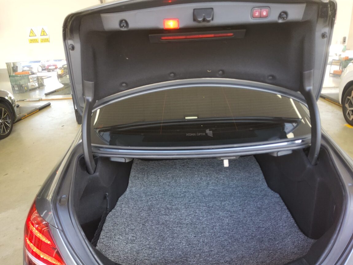 MERCEDES-BENZ E-CLASS (5TH GEN) E220d 4MATIC EXCLUSIVE 2019 - zdjęcie 15