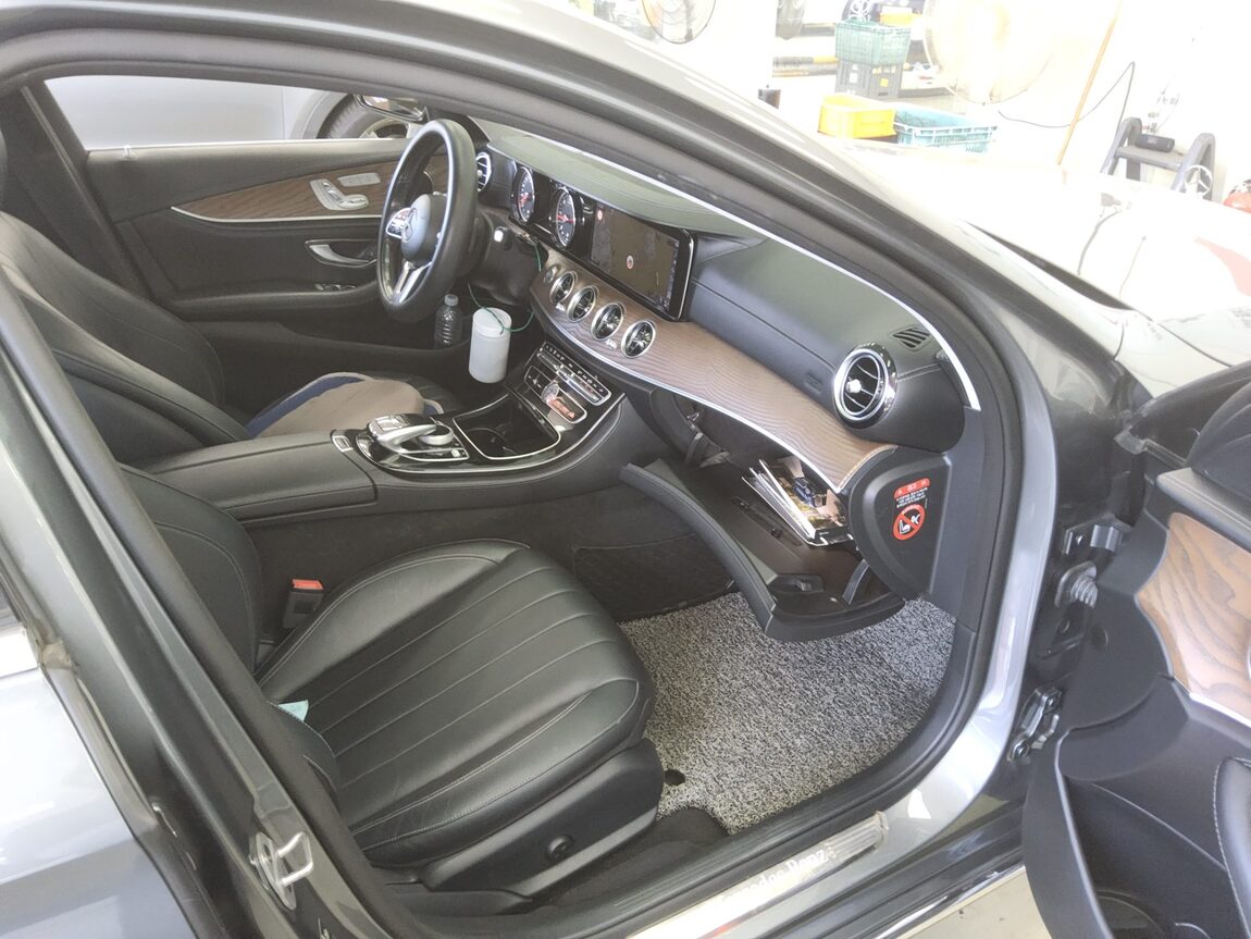 MERCEDES-BENZ E-CLASS (5TH GEN) E220d 4MATIC EXCLUSIVE 2019 - zdjęcie 14