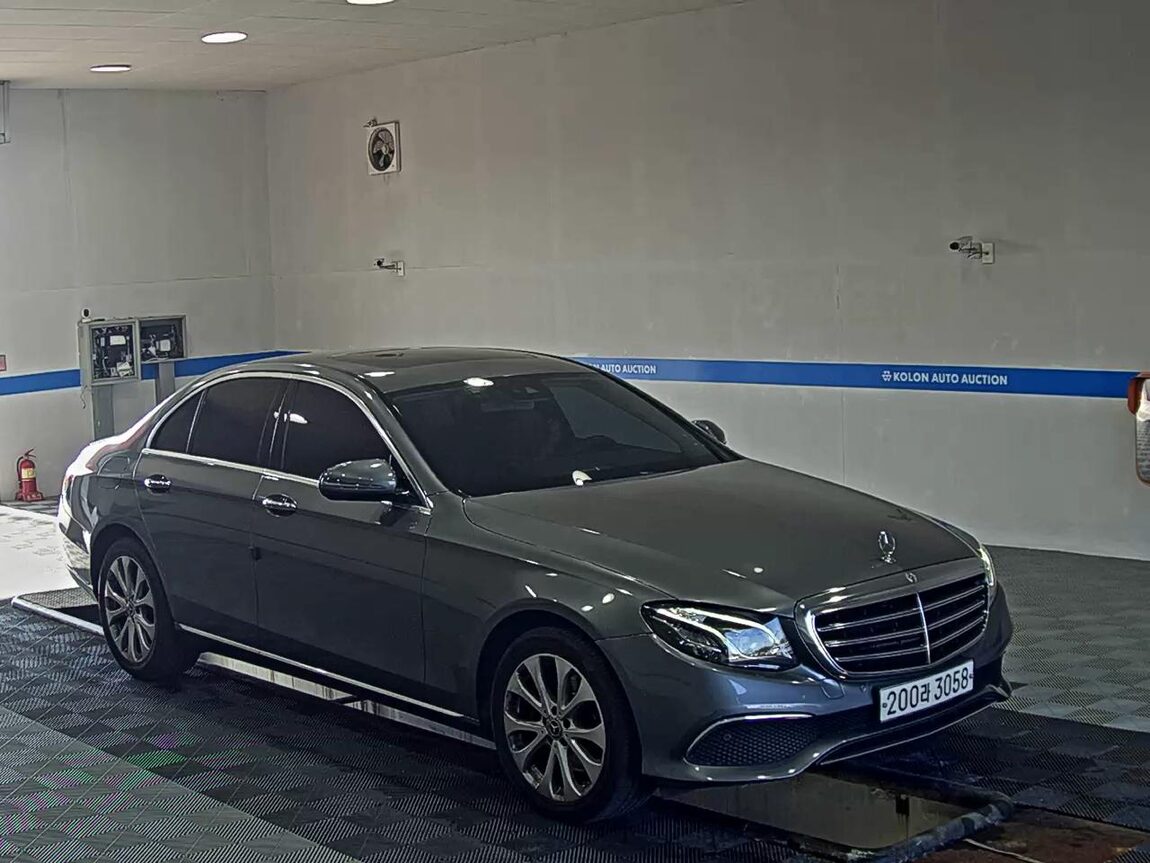MERCEDES-BENZ E-CLASS (5TH GEN) E220d 4MATIC EXCLUSIVE 2019 - zdjęcie 3