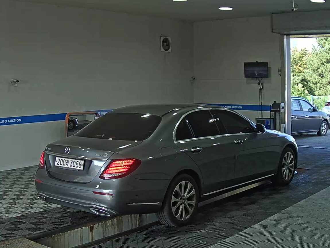 MERCEDES-BENZ E-CLASS (5TH GEN) E220d 4MATIC EXCLUSIVE 2019 - zdjęcie 5