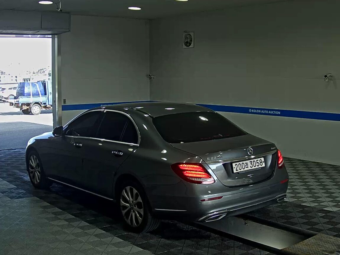MERCEDES-BENZ E-CLASS (5TH GEN) E220d 4MATIC EXCLUSIVE 2019 - zdjęcie 6
