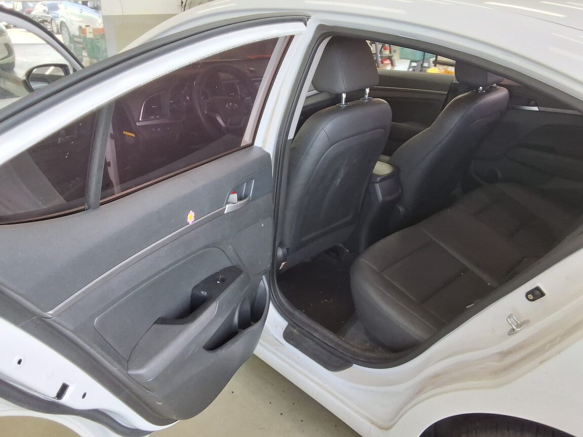 HYUNDAI AVANTE AD 1.6 GDi VALUE PLUS 2018 - zdjęcie 12