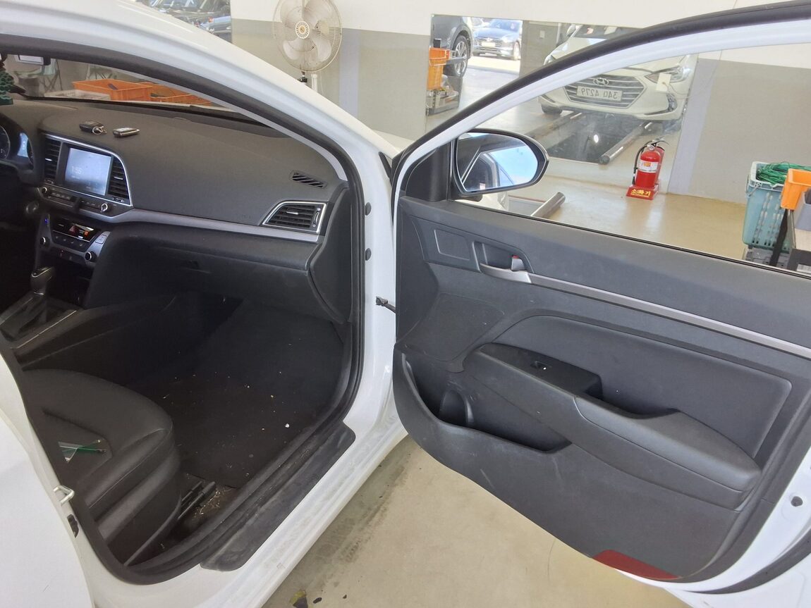 HYUNDAI AVANTE AD 1.6 GDi VALUE PLUS 2018 - zdjęcie 14