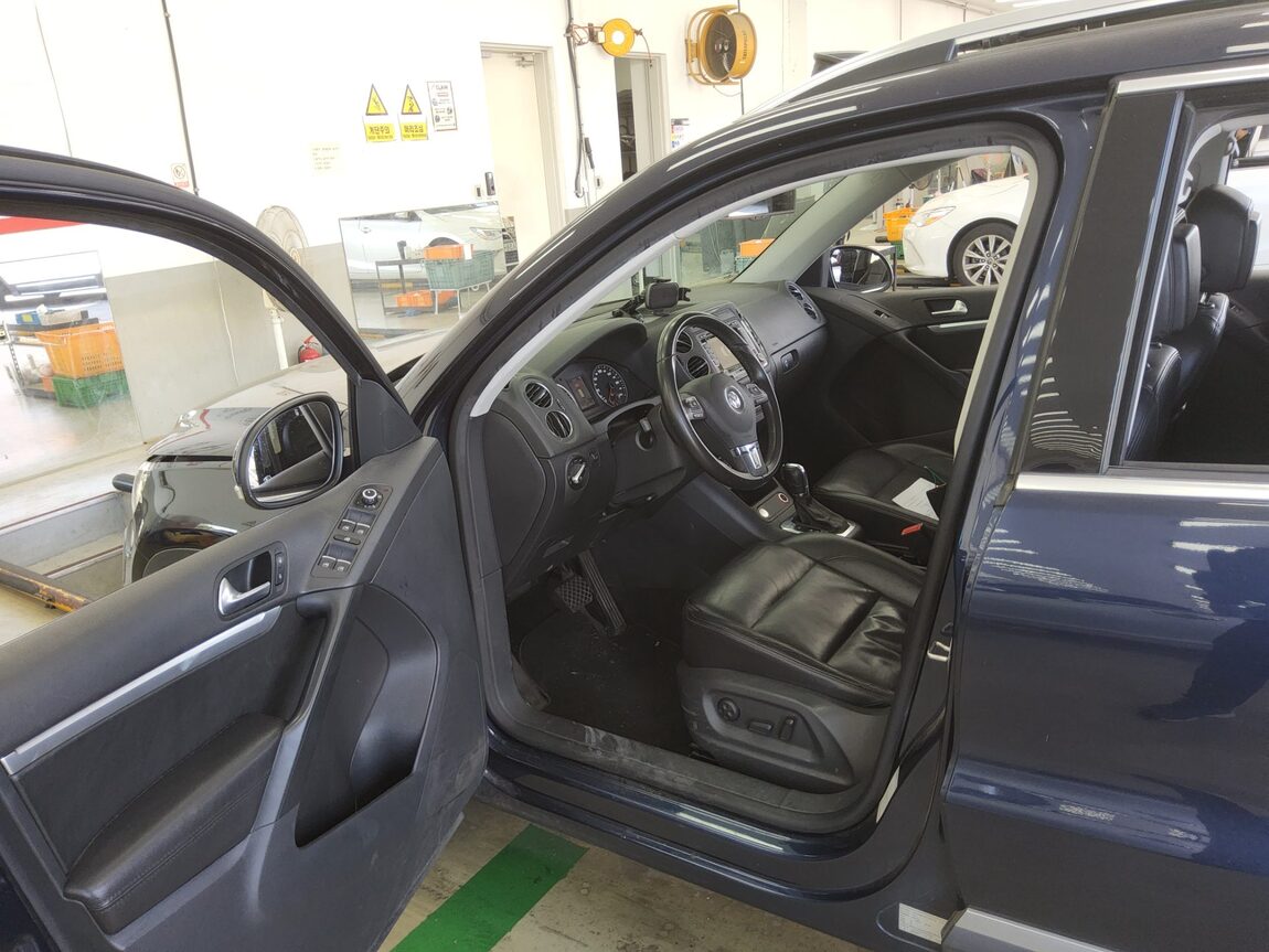VOLKSWAGEN TIGUAN 2.0 TDI BLUEMOTION PREMIUM 2012 - zdjęcie 10