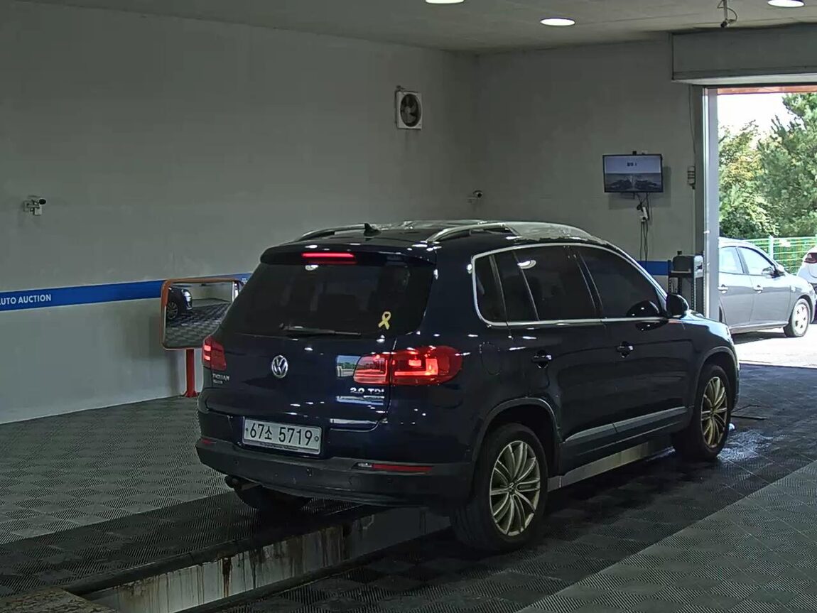 VOLKSWAGEN TIGUAN 2.0 TDI BLUEMOTION PREMIUM 2012 - zdjęcie 5