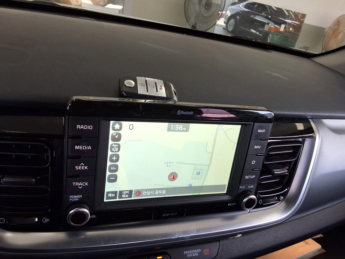 KIA STONIC U2 1.6 DIESEL PRESTIGE 2018 - zdjęcie 17