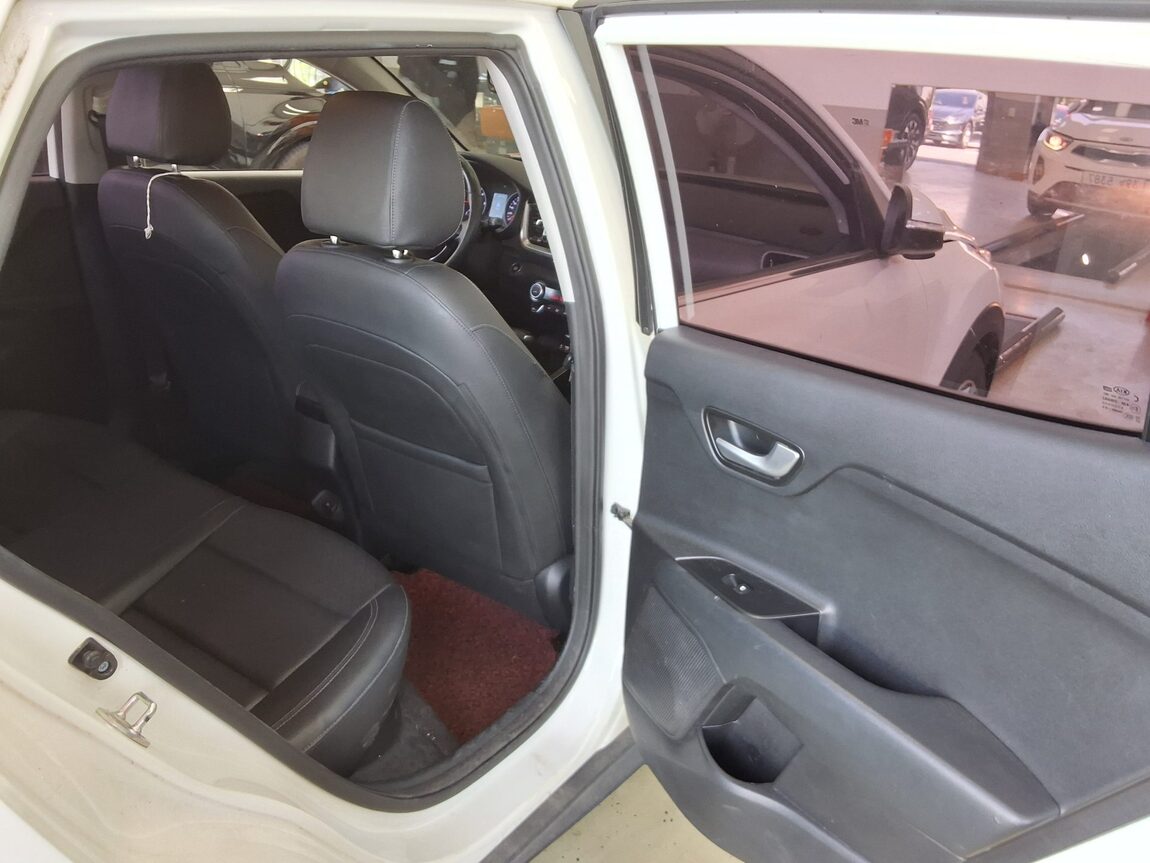 KIA STONIC U2 1.6 DIESEL PRESTIGE 2018 - zdjęcie 13