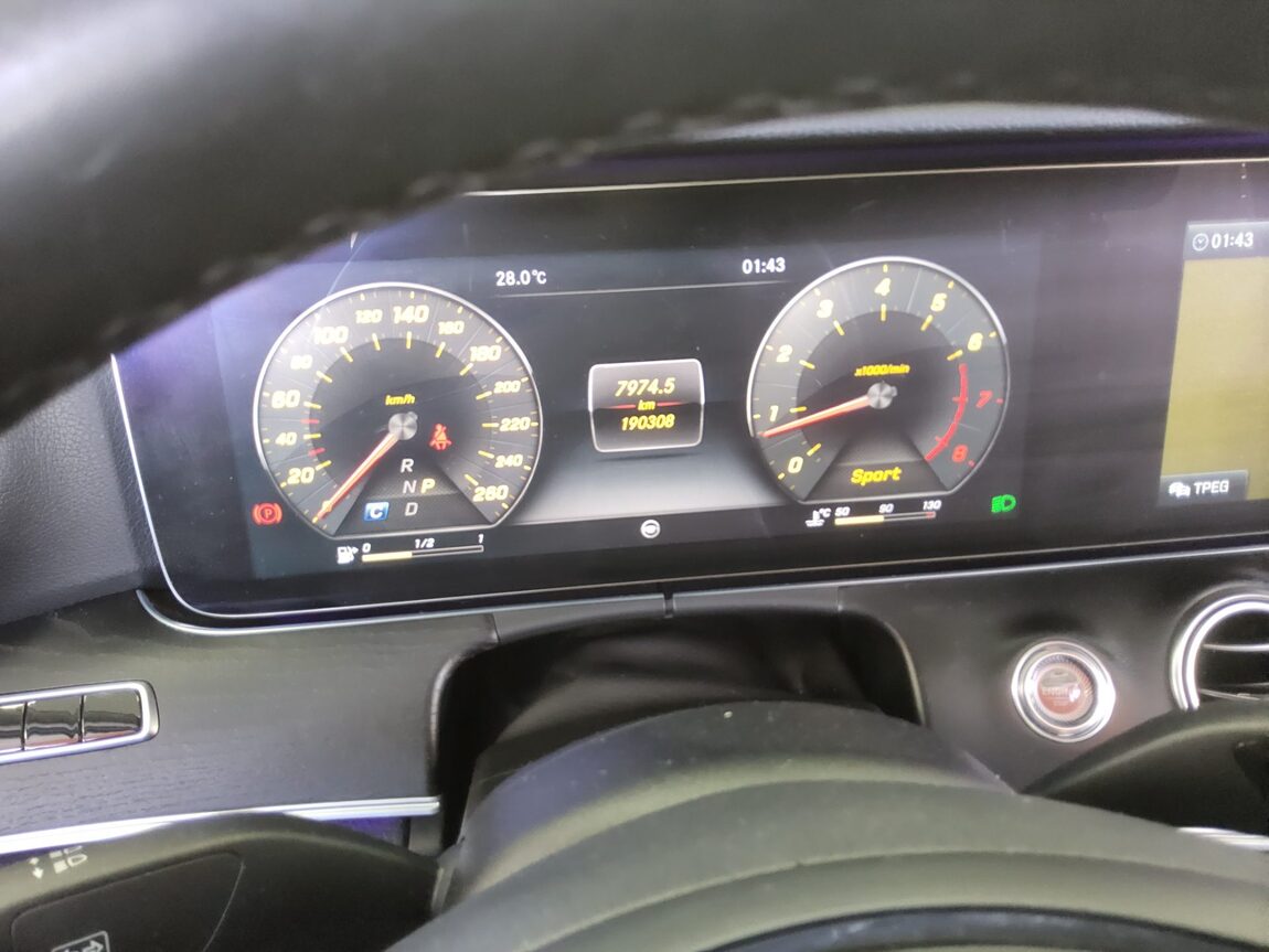 MERCEDES-BENZ E-CLASS (5TH GEN) E300 AVANTGARDE INTELLIGENT 2017 - zdjęcie 9