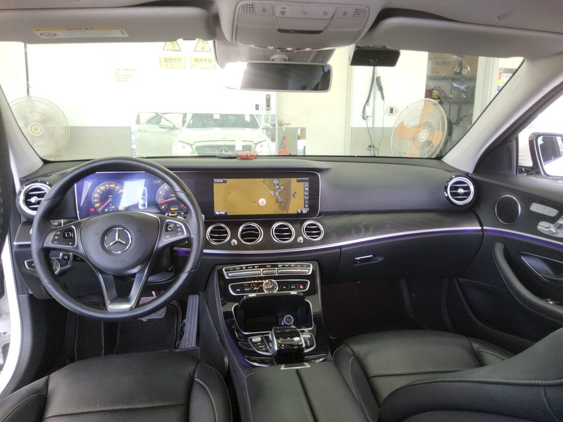 MERCEDES-BENZ E-CLASS (5TH GEN) E300 AVANTGARDE INTELLIGENT 2017 - zdjęcie 11