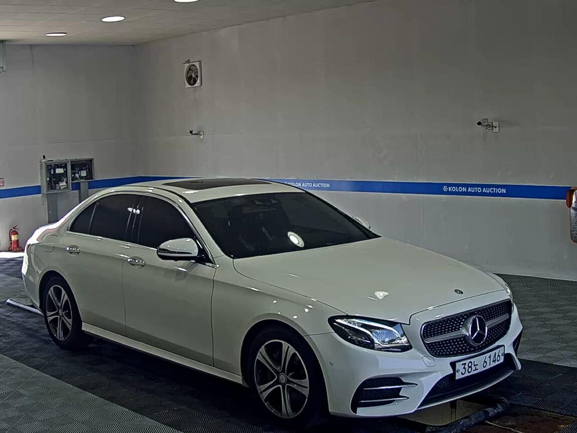 MERCEDES-BENZ E-CLASS (5TH GEN) E300 AVANTGARDE INTELLIGENT 2017 - zdjęcie 3