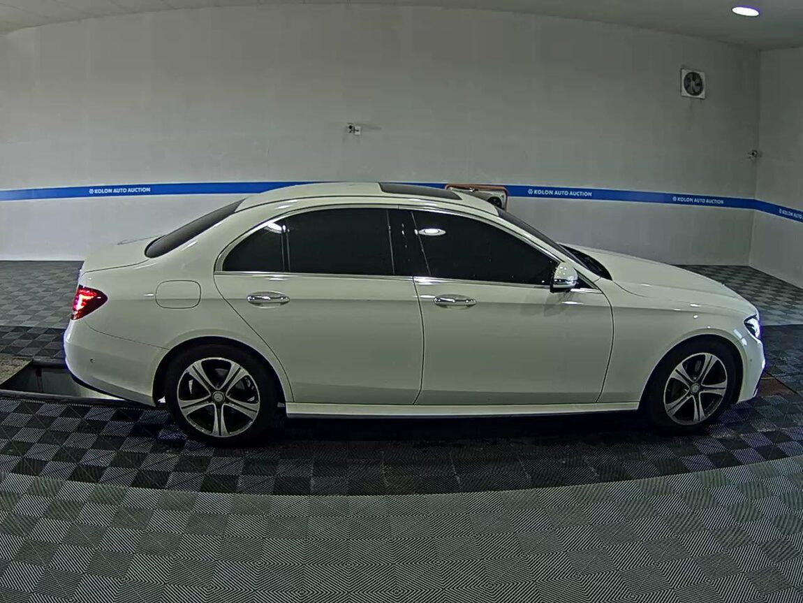 MERCEDES-BENZ E-CLASS (5TH GEN) E300 AVANTGARDE INTELLIGENT 2017 - zdjęcie 4